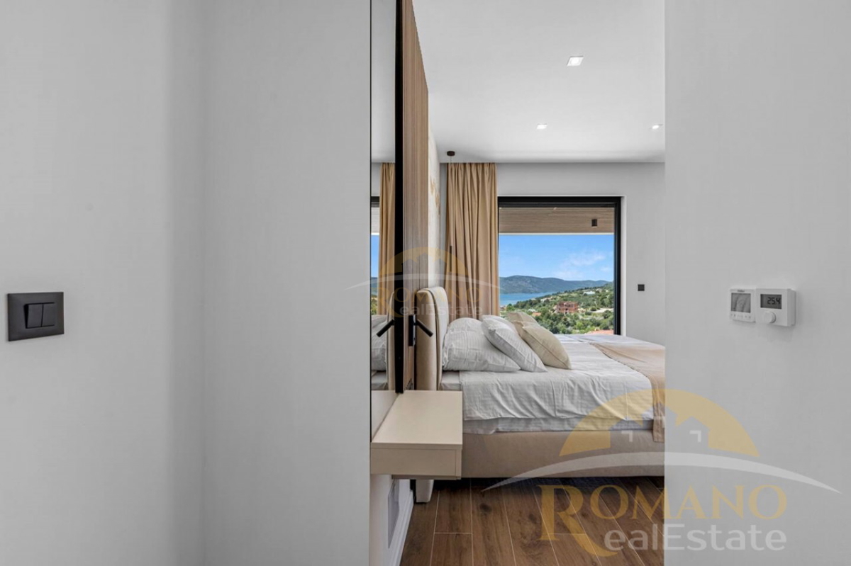 Moderna dvojna vila z infinity bazenom in panoramskim razgledom – Seget Gornji